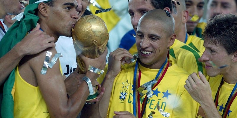 Roberto Carlos - huyền thoại nơi hàng hậu vệ Selecao